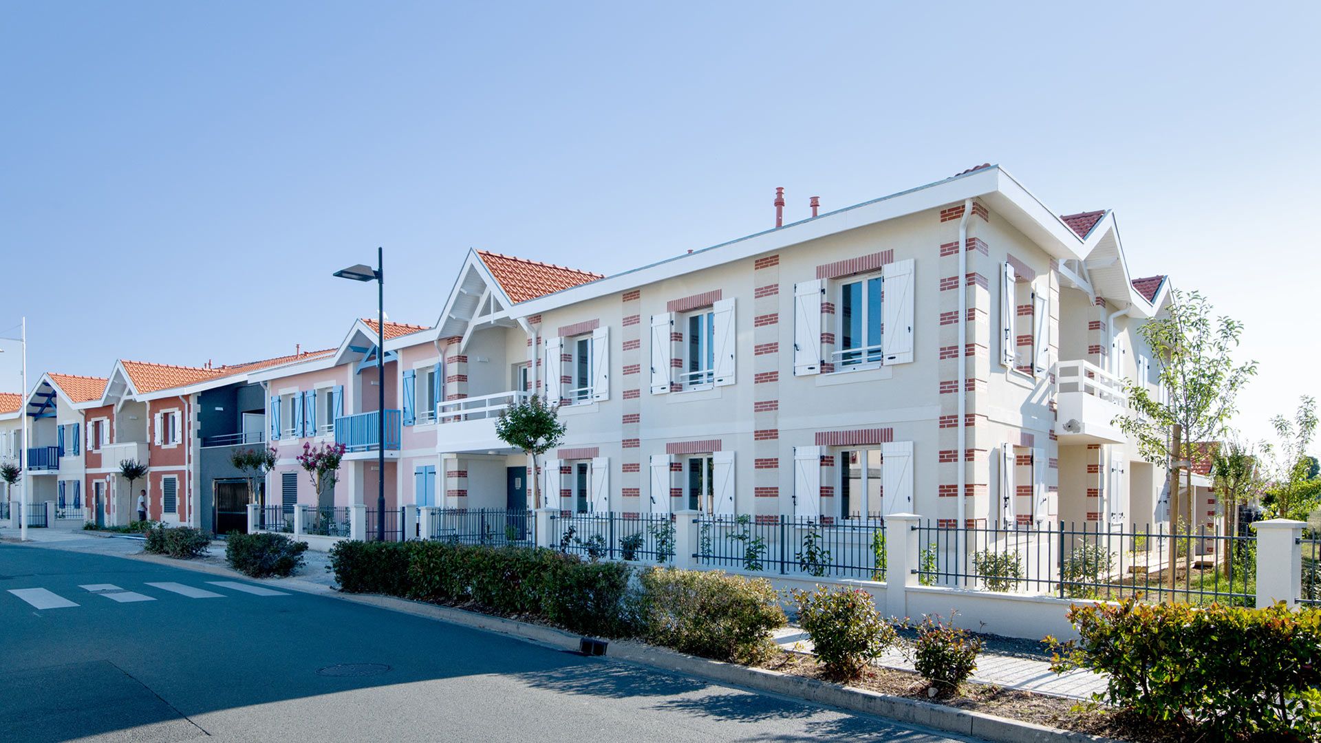 Résidence neuve qui répond aux codes de l’architecture typique de la Belle Époque adoptée par Châtelaillon-Plage.