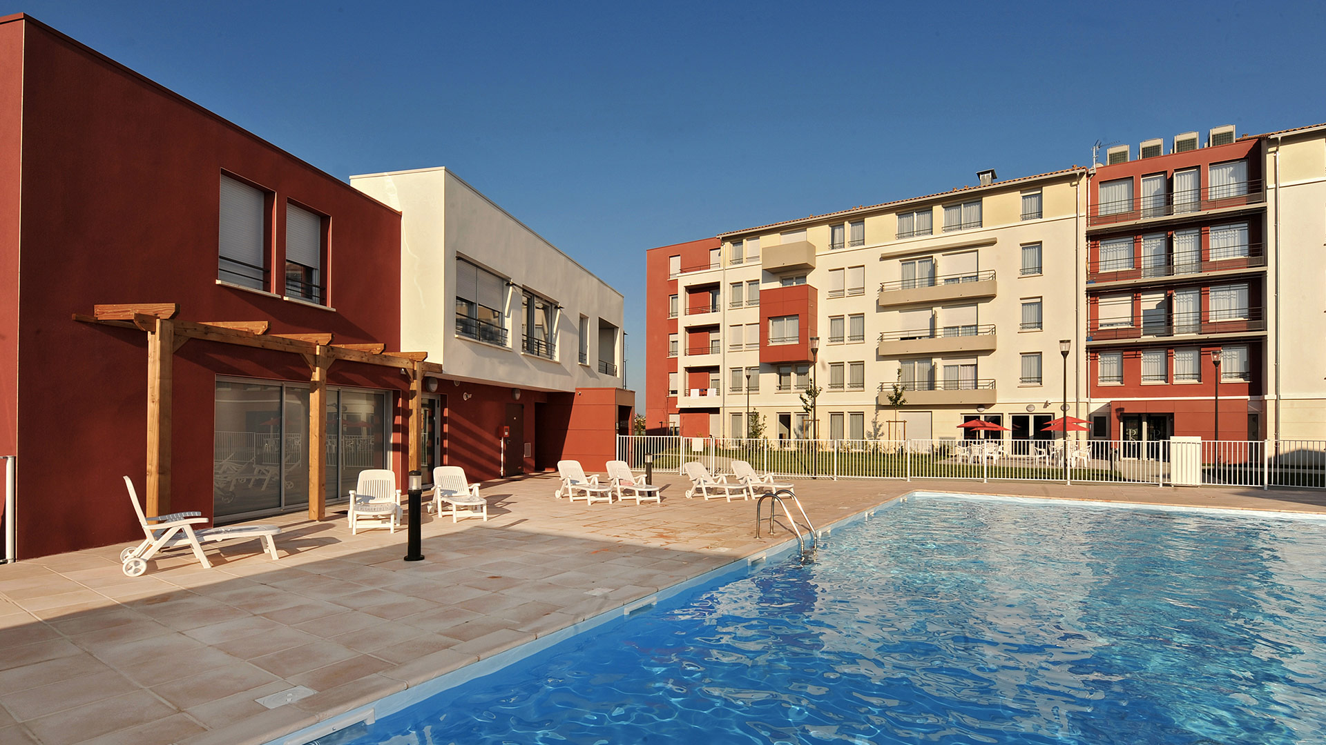 Résidence d’affaires proposant des logements équipés et une grande piscine à Toulouse Cornebarrieu.