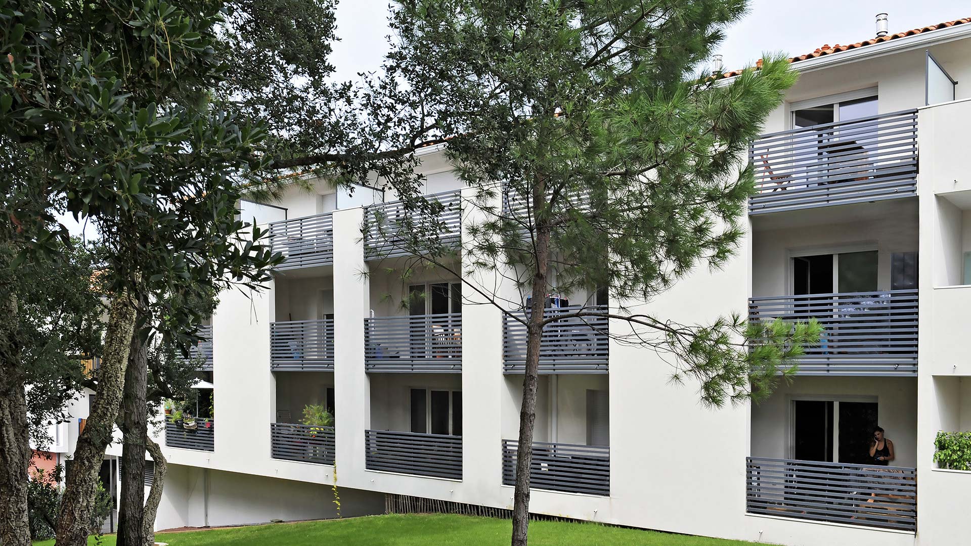 Appartements neufs avec balcons donnant sur un espace boisé à Bayonne Labenne.