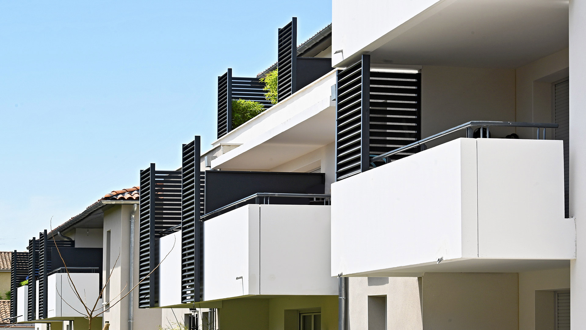 Résidence moderne au nord de Toulouse proposant des appartements avec balcons intimes.