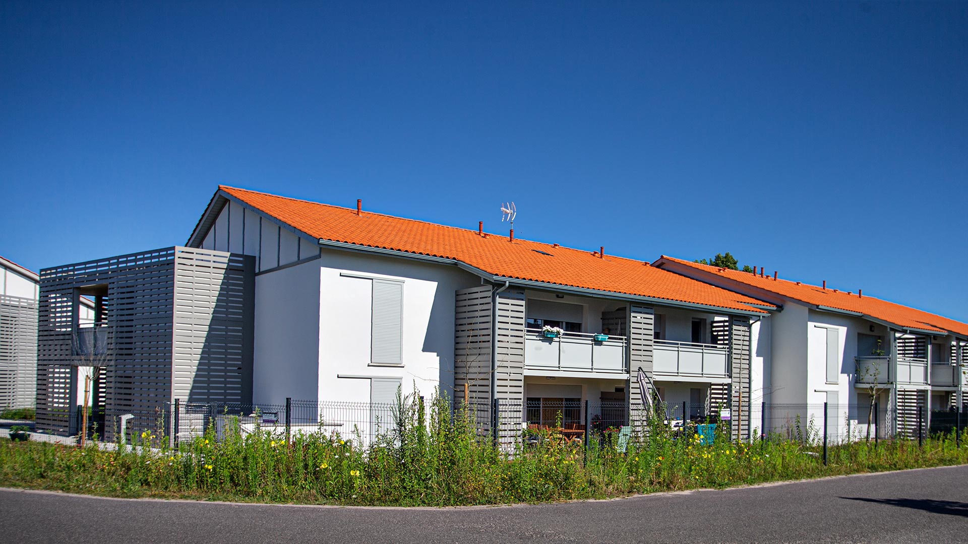 Résidence neuve avec grands balcons et terrasses insérés dans un environnement nature à Soustons près de la mer.