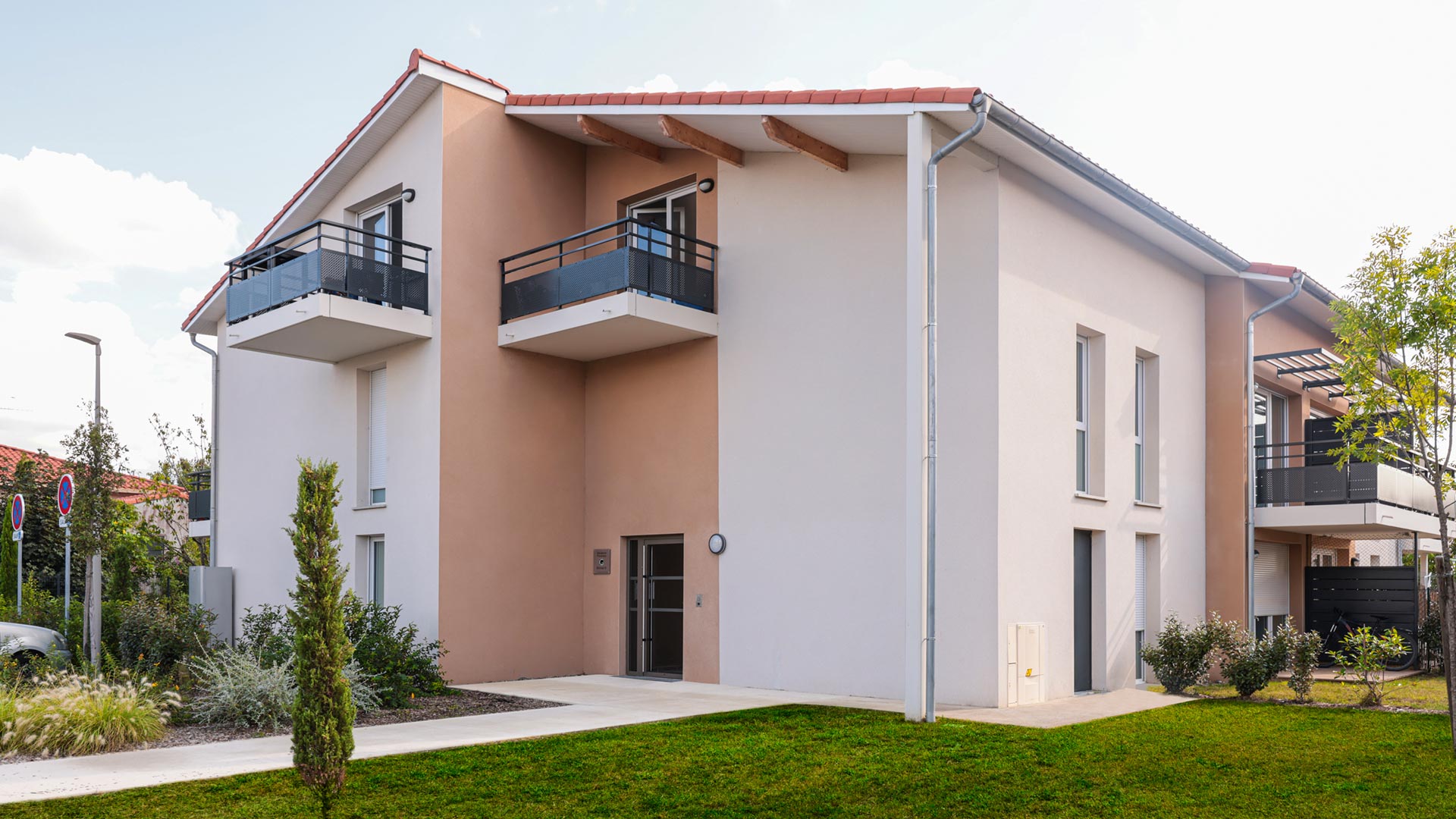 Petite copropriété de 45 logements neufs à Roques-sur-Garonne avec espaces communs soignés.