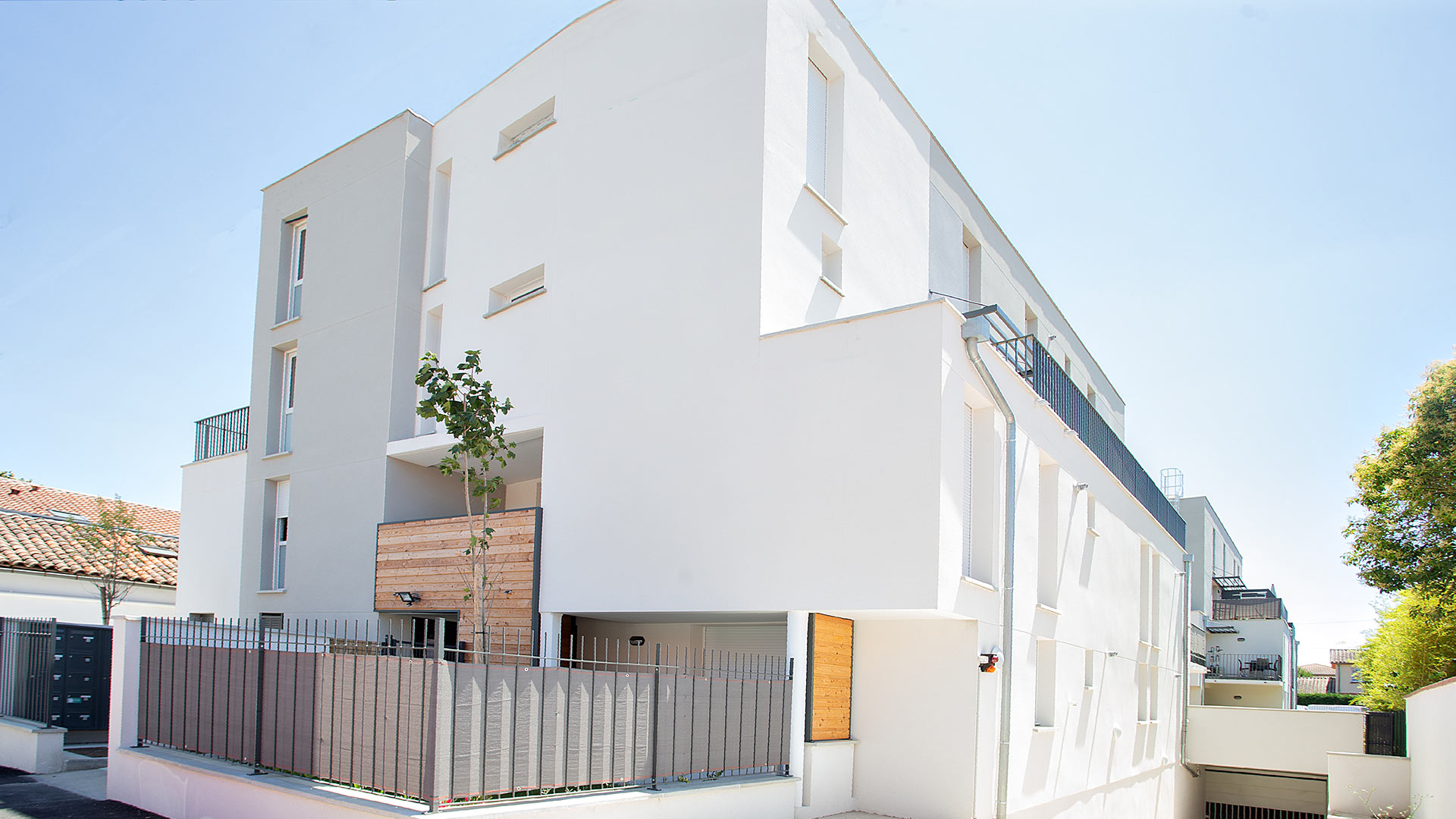 Résidence épurée et contemporaine avec terrasses et balcons dans le quartier toulousain Saint-Martin-du-Touch.