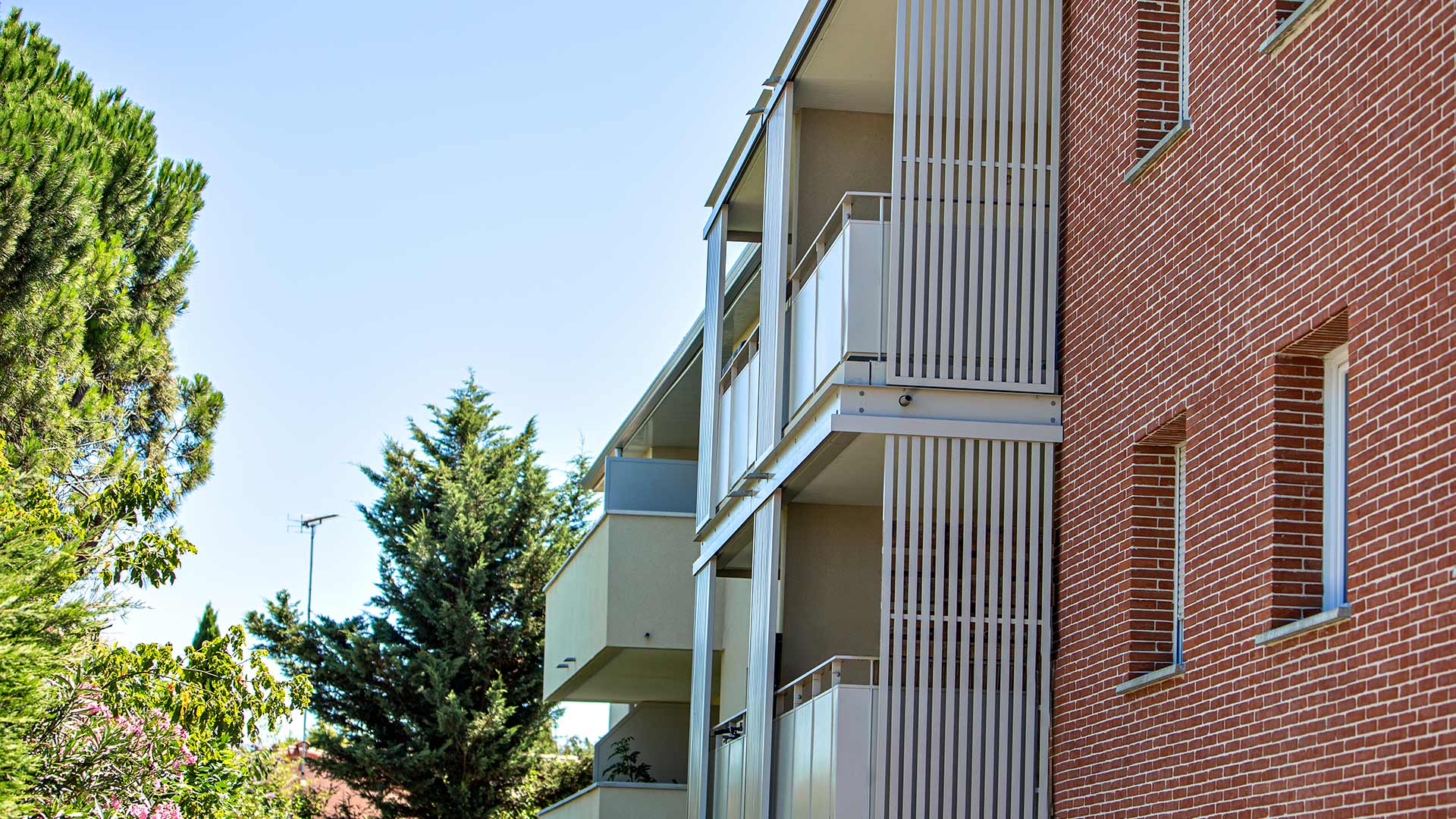 Appartements avec grandes terrasses dans programme contemporain à Castanet-Tolosan.