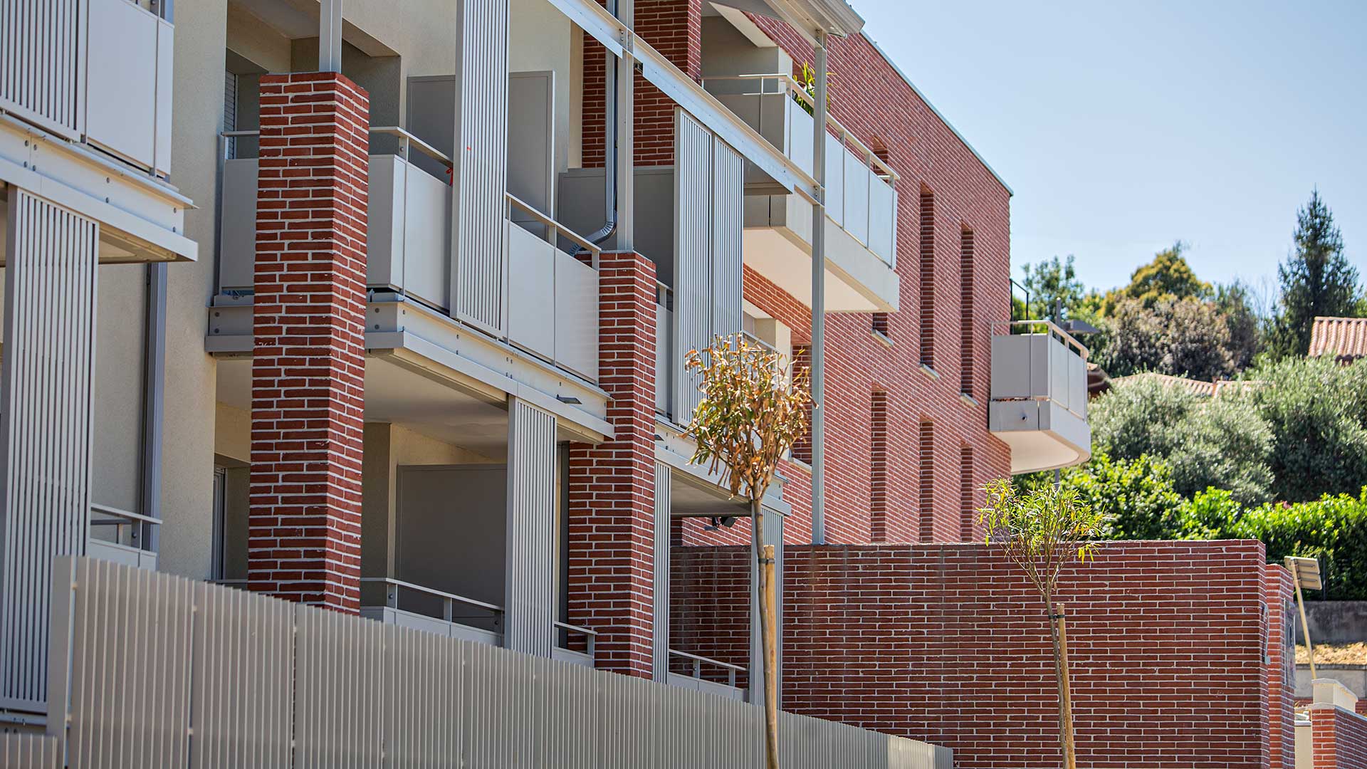 Résidence contemporaine avec ses jeux de volumes et de couleurs en façade située à l’entrée de ville de Castanet-Tolosan.