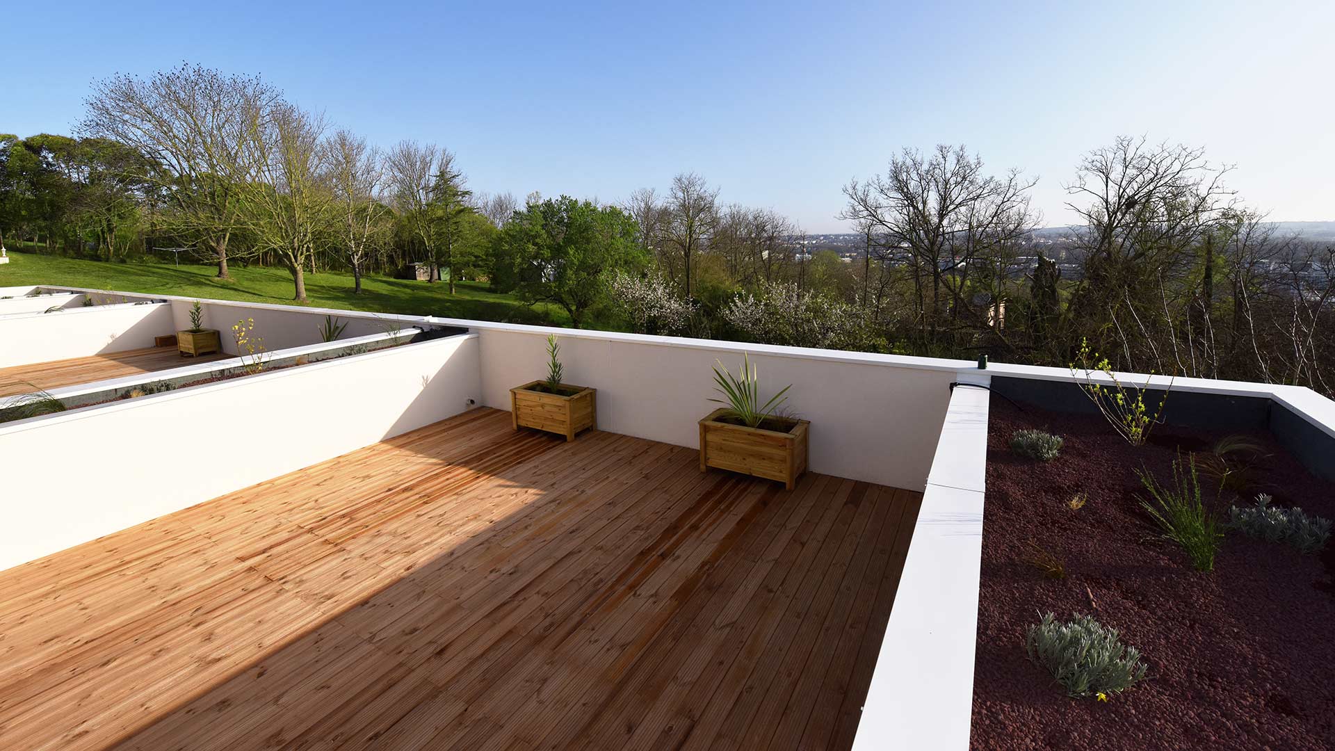 Appartement toulousain avec une grande et belle terrasse en bois.