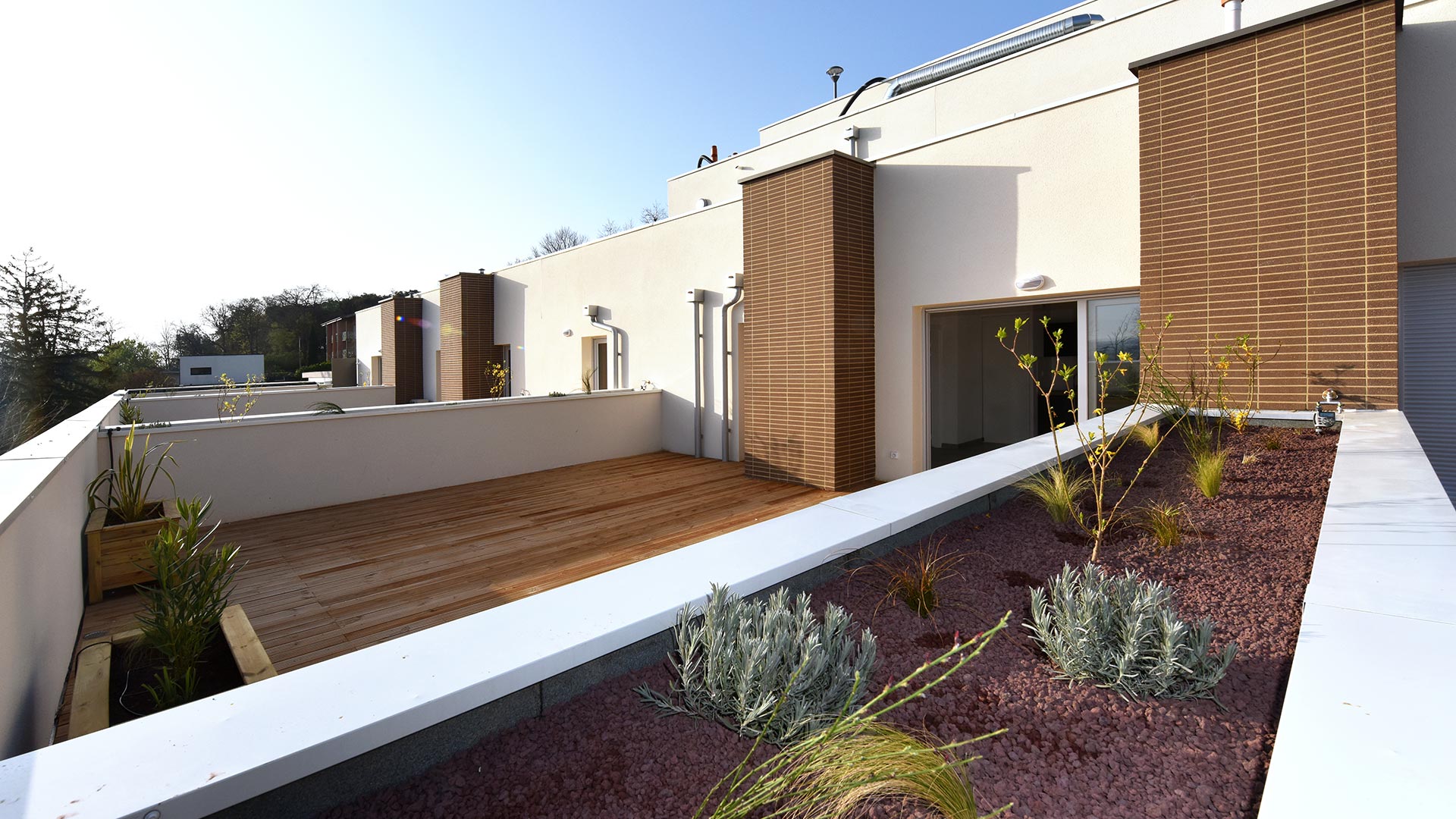 Appartements neufs avec vastes terrasses en bois à Toulouse Rangueil.