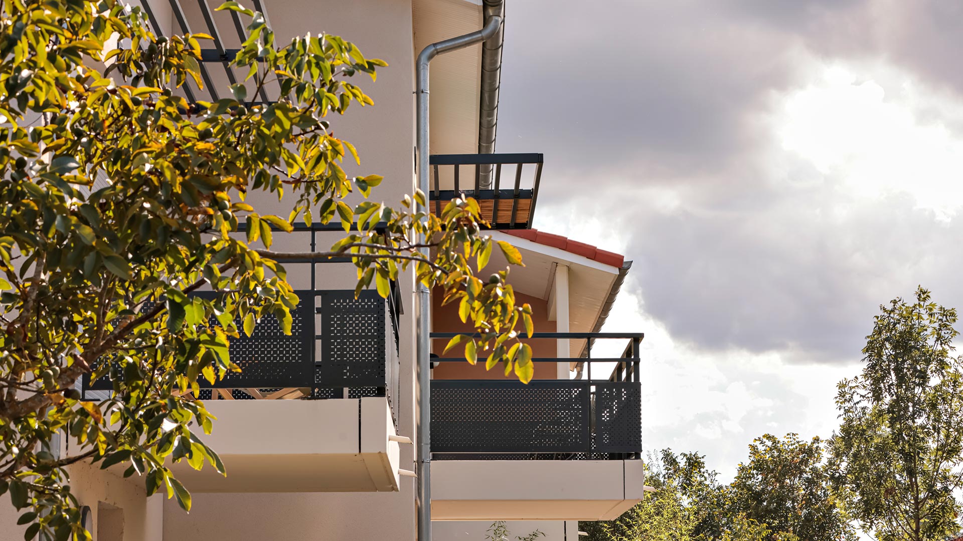 Appartements avec balcons offrant une vue dégagée sur des espaces végétalisés - Roques-sur-Garonne.