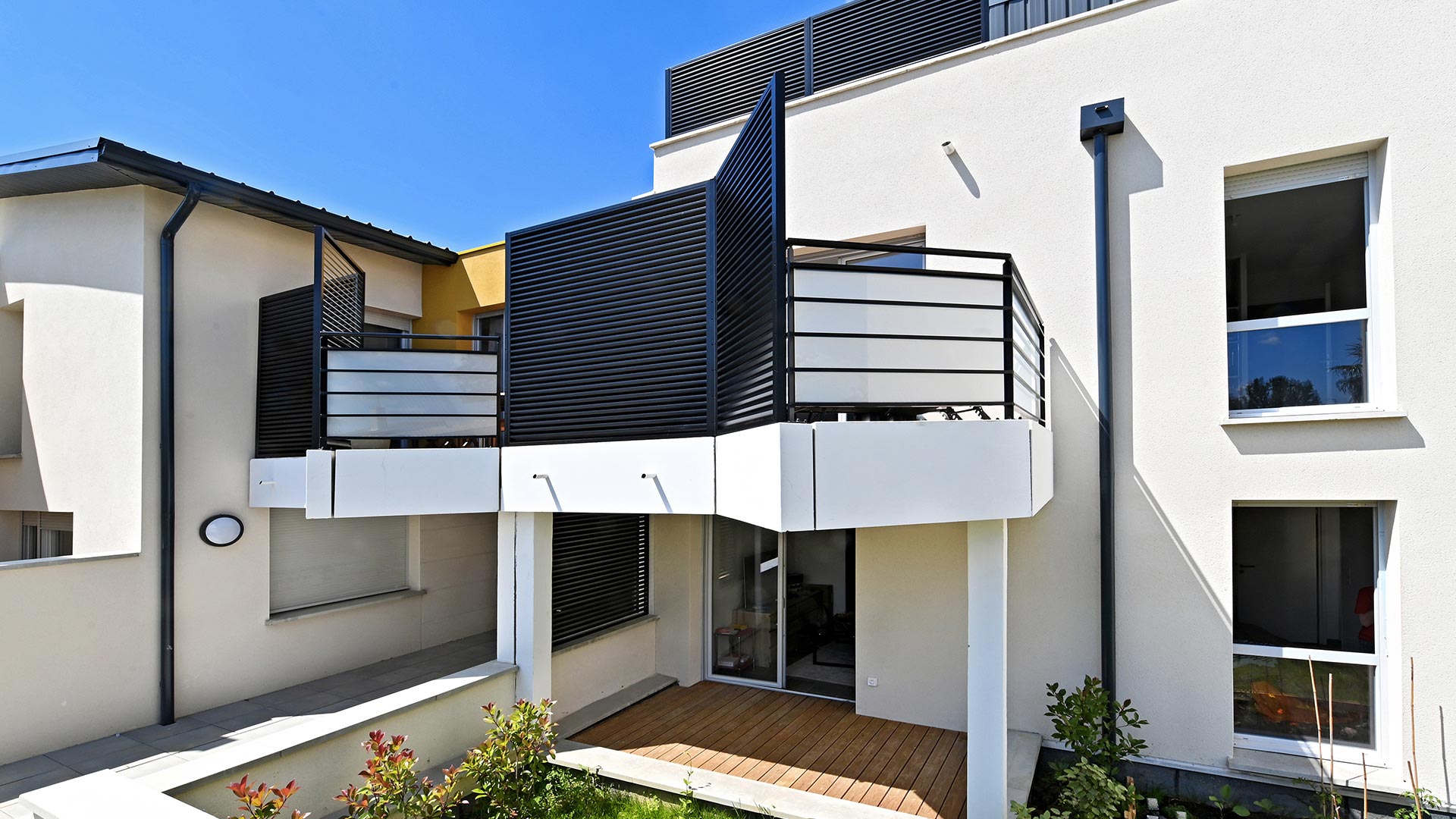 Appartement neuf avec terrasse bois et jardin privatif à Toulouse Colomiers.