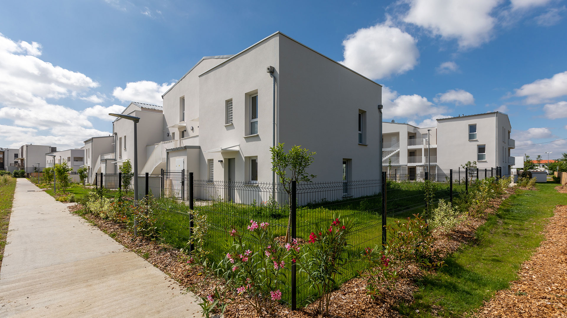 Ensemble immobilier situé à Villeneuve-Tolosane au cœur d’un quartier vert et urbain.