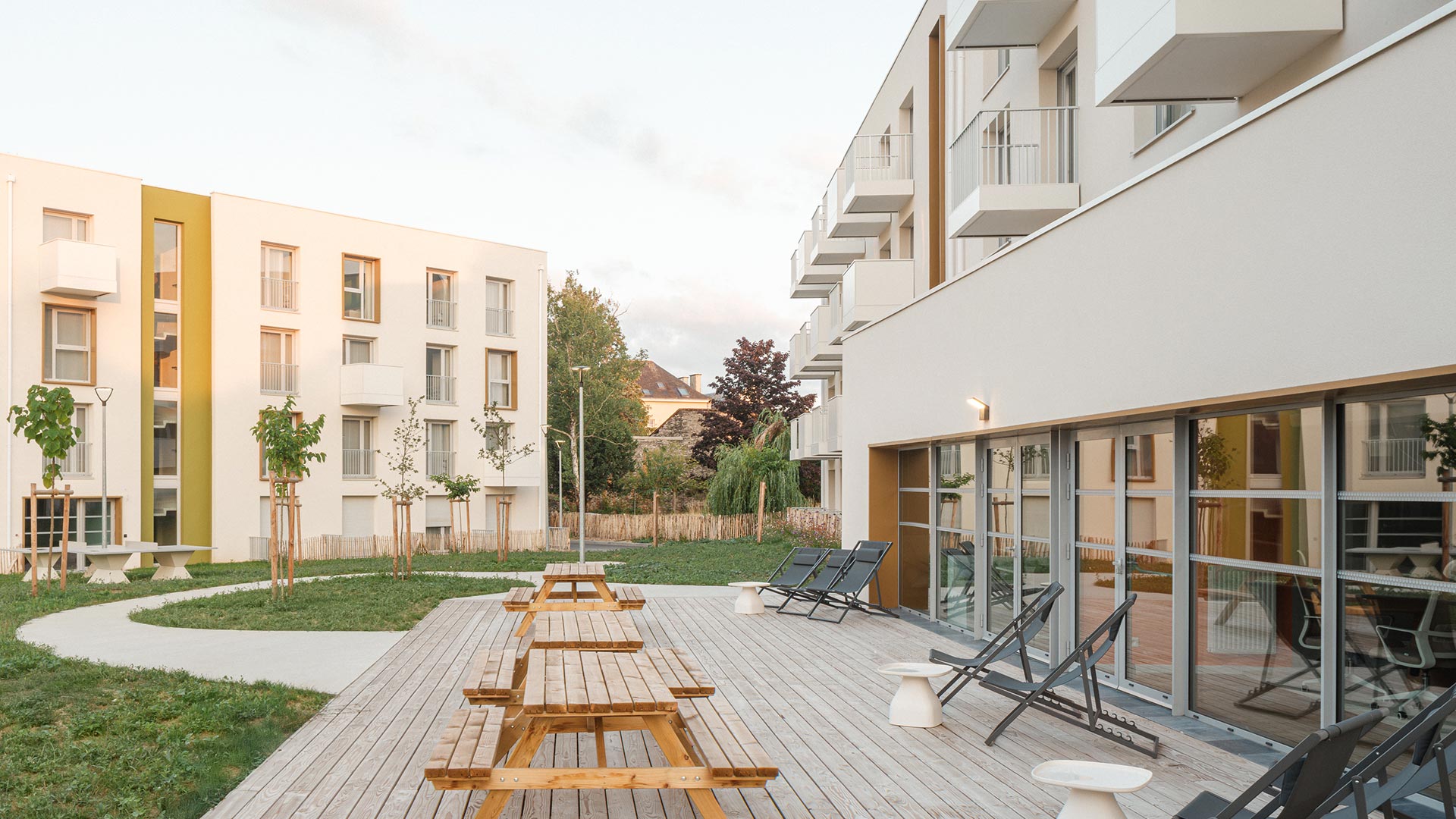 Terrasse aménagée en cœur d'ilot de la résidence pour favoriser les échanges entre étudiants.