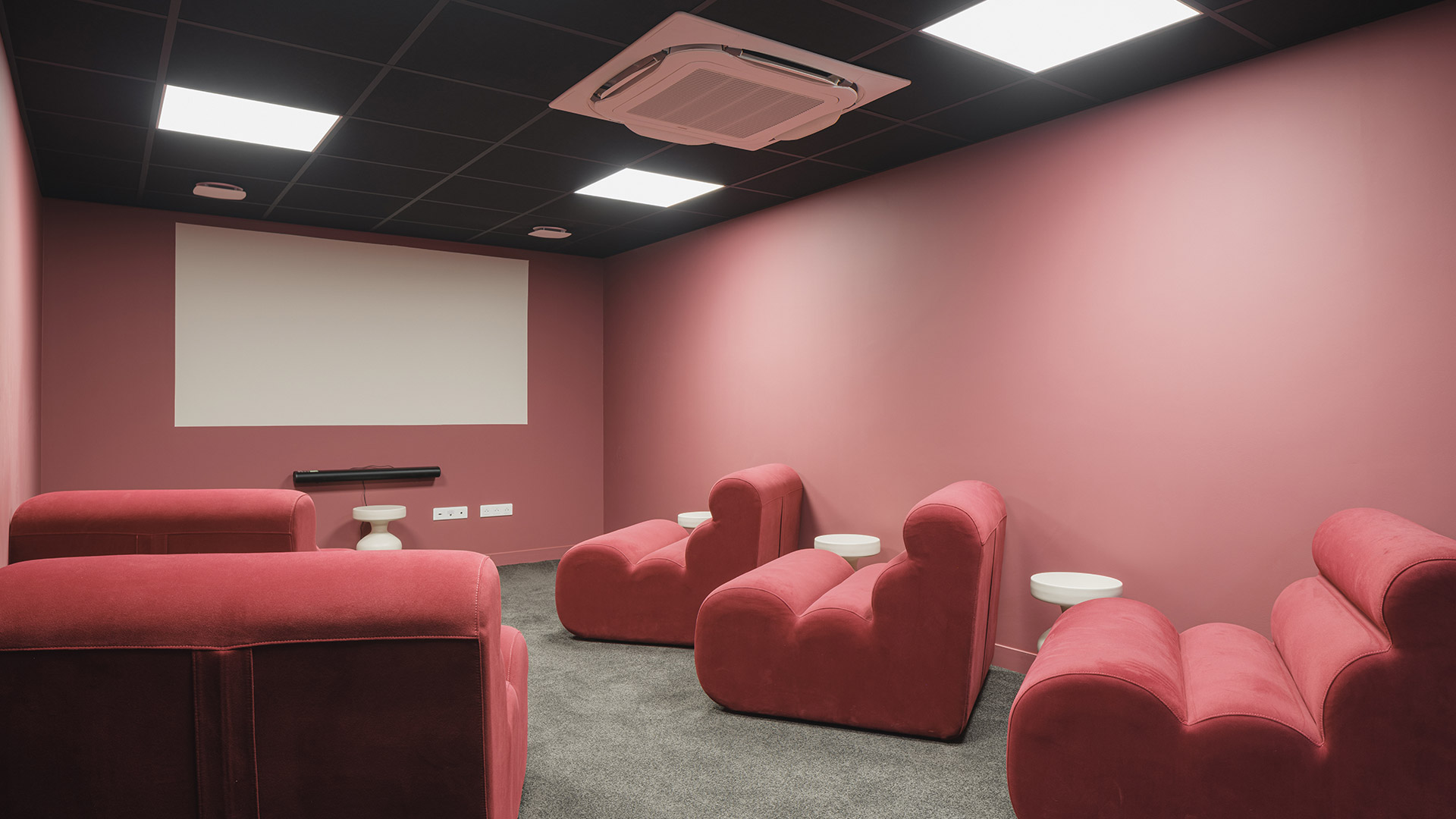 Espace cosy avec fauteuils confortables pour la projection de films ou séries sur grand écran.
